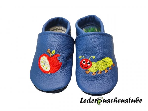 Lederpuschen jeansblau mit Namen Ferse beiderseits mittelgrün; Apfel und Raupe